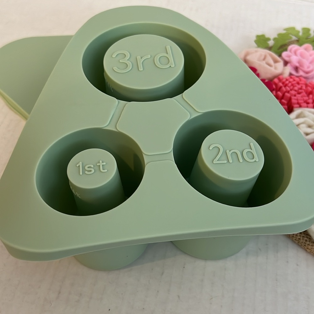 Ice Cube Tray Large Capacity Ice Lattice with Cover NEW!!! Pretty Green